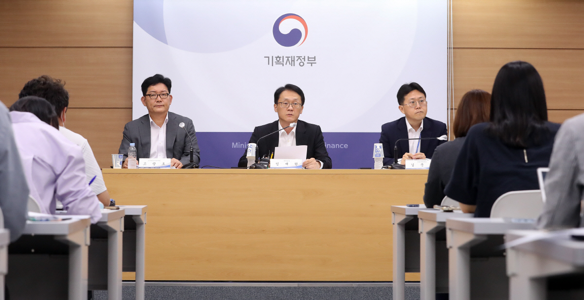 ▲임재현 기획재정부 세제실장이 지난달 24일 정부세종청사에서 금융세제 선진화 추진 방향에 대해 사전설명을 하고 있다. 왼쪽부터 고광효 소득법인세정책관, 임재현 세제실장, 김문건 금융세제과장. 뉴시스