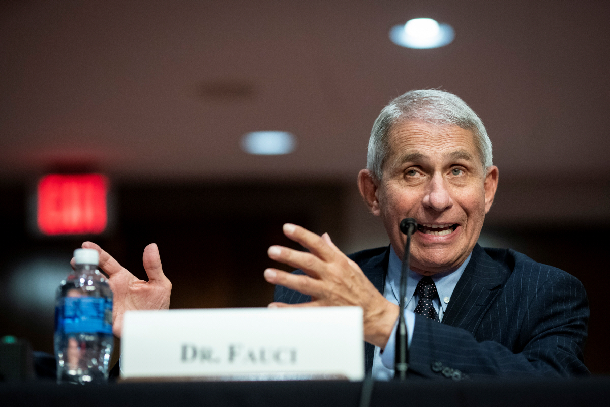 ▲앤서니 파우치 미국 국립보건원 산하 알레르기·전염병연구소(NIAID) 소장이 30일(현지시간) 워싱턴DC 상원 청문회에 출석해 신종 코로나바이러스 감염증(코로나19) 사태 속 일터 복귀와 등교 문제에 대해 발언하고 있다. 워싱턴/로이터연합뉴스