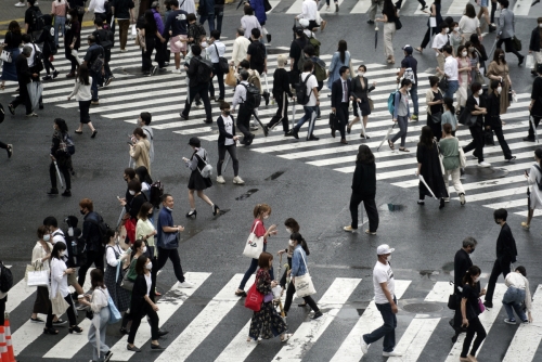 ▲17일(현지시간) 일본 도쿄 시부야 거리에서 사람들이 마스크를 쓴 채 횡단보도를 건너고 있다.  (연합뉴스)