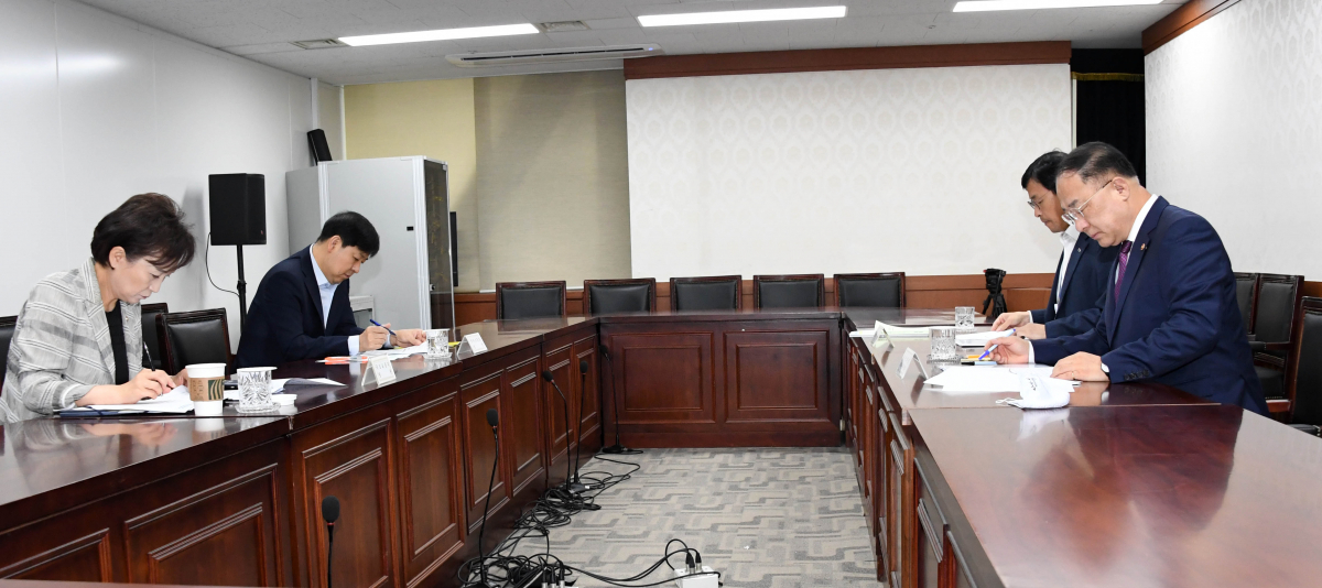 ▲홍남기(오른쪽) 부총리와 김현미(왼쪽) 국토부 장관이 20일 서울 광화문 정부청사에서 녹실회의를 열고 수도권 주택공급 방안을 논의하고 있다. (사진제공=기획재정부)