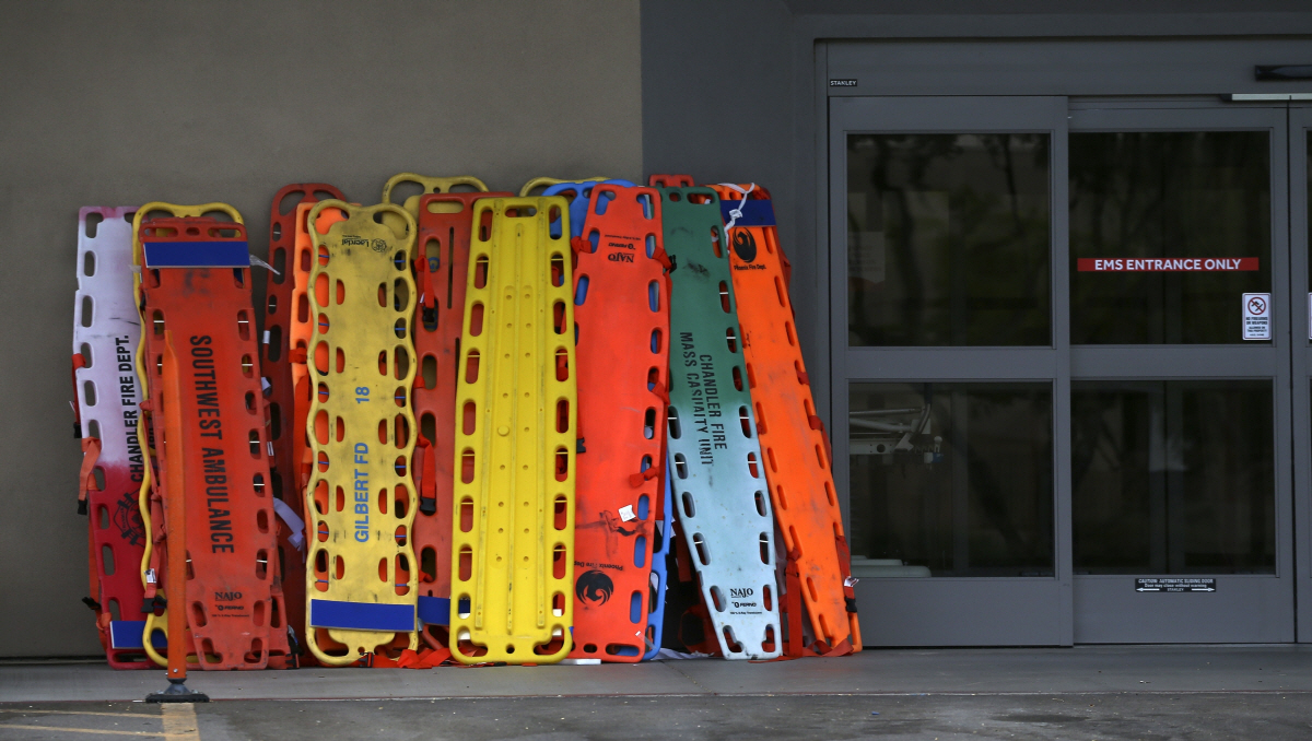 ▲미국 애리조나주 피닉스시의 한 병원 응급실 앞에 19일(현지시간) 들것들이 세워져 있다. 애리조나주는 신종 코로나바이러스 감염증(코로나19) 신규 확진자가 이날 2300명을 넘었으며 누적 사망자 수는 2761명에 이르렀다. 피닉스/AP연합뉴스