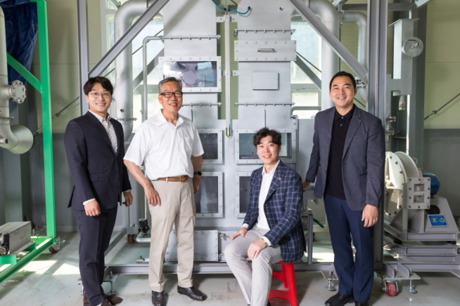 ▲생기원 연구팀과 ㈜한국이엔지가 공동 개발한 마이크로버블시스템. (왼쪽부터)생기원 김정환 박사, ㈜한국이엔지 정재억 사장, 조형태 박사, 송호준 그룹장. (생기원 제공)