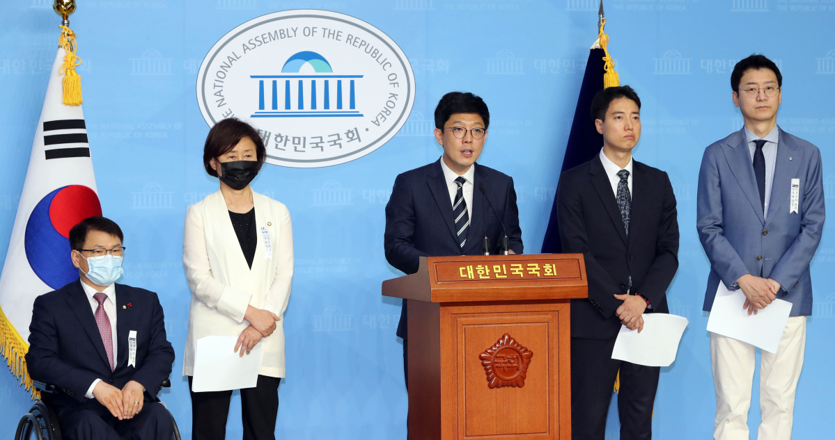 ▲통합당 정강정책개정특위 위원들이 20일 국회 소통관에서 새로운 정강·정책 관련 기자회견을 하고 있다. (연합뉴스)