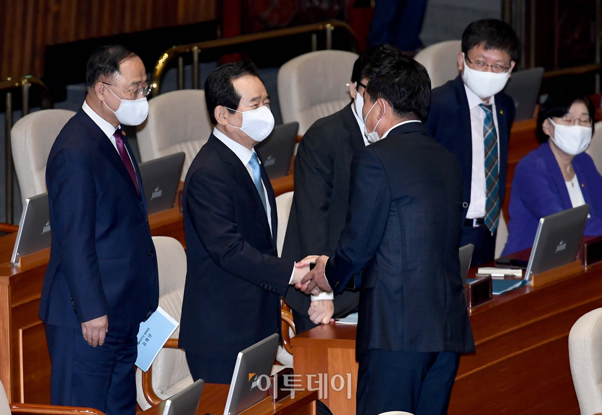 ▲정세균 국무총리와 홍남기 부총리가 20일 서울 여의도 국회에서 더불어민주당 교섭단체 대표연설을 위해 열린 본회의에 참석하고 있다. (이투데이DB)