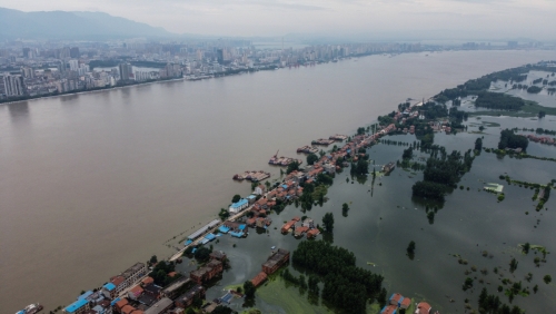 ▲중국에 한 달 넘게 이어지고 있는 홍수로 장시성의 주장을 흐르는 양쯔강 수위가 차오르면서 주택들이 물에 잠겼다. 장시성/AFP연합뉴스 
