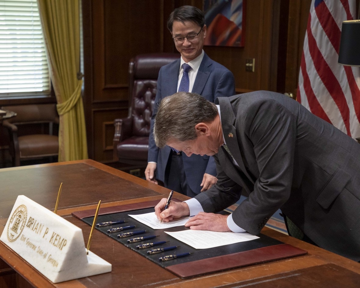 ▲황준호(왼쪽) SK이노베이션 조지아주 법인장과 브라이언 켐프 조지아 주지사가 미국 배터리 2공장 투자 협약에 서명하고 있다. (출처=조지아주 홈페이지)