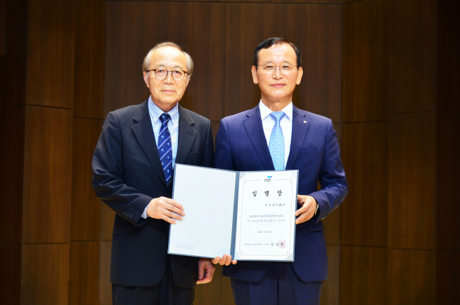 ▲국가과학기술연구회(NST) 원광연 이사장과 KIST 제25대 신임 원장인 윤석진 박사(오른쪽)가 기념촬영 하고 있다.