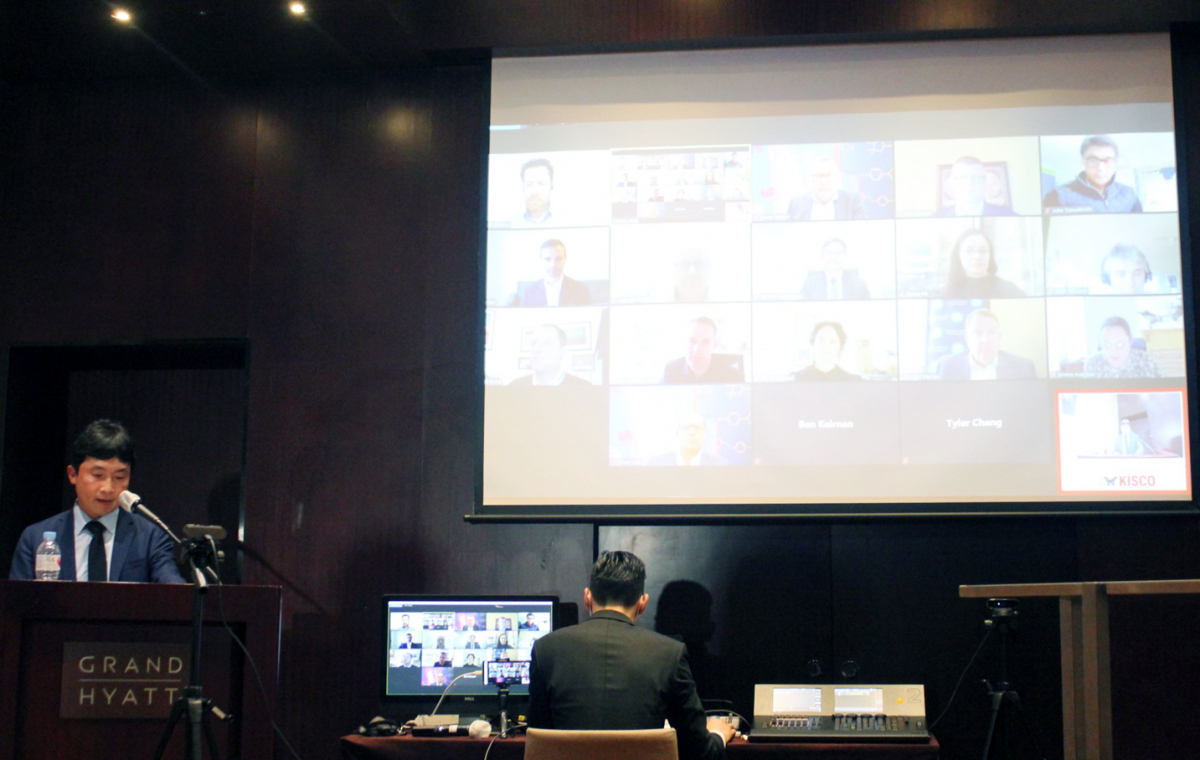 ▲이달 9일 진행된 온라인 조인식에서 조성용 경인양행 대표(왼쪽)가 발언하고 있는 모습. (사진제공=코트라)