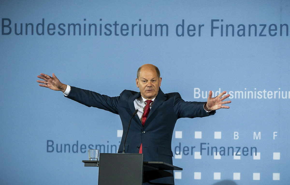 ▲올라프 숄츠 독일 재무장관이 6월 12일(현지시간) 베를린에서 신종 코로나바이러스 감염증(코로나19) 충격을 완화하기 위한 유럽연합(EU)의 경기부양책을 설명하면서 제스처를 취하고 있다. 베를린/AP뉴시스