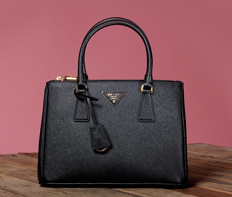 ▲프라다 사피아노 숄더백 (사진제공=롯데온)