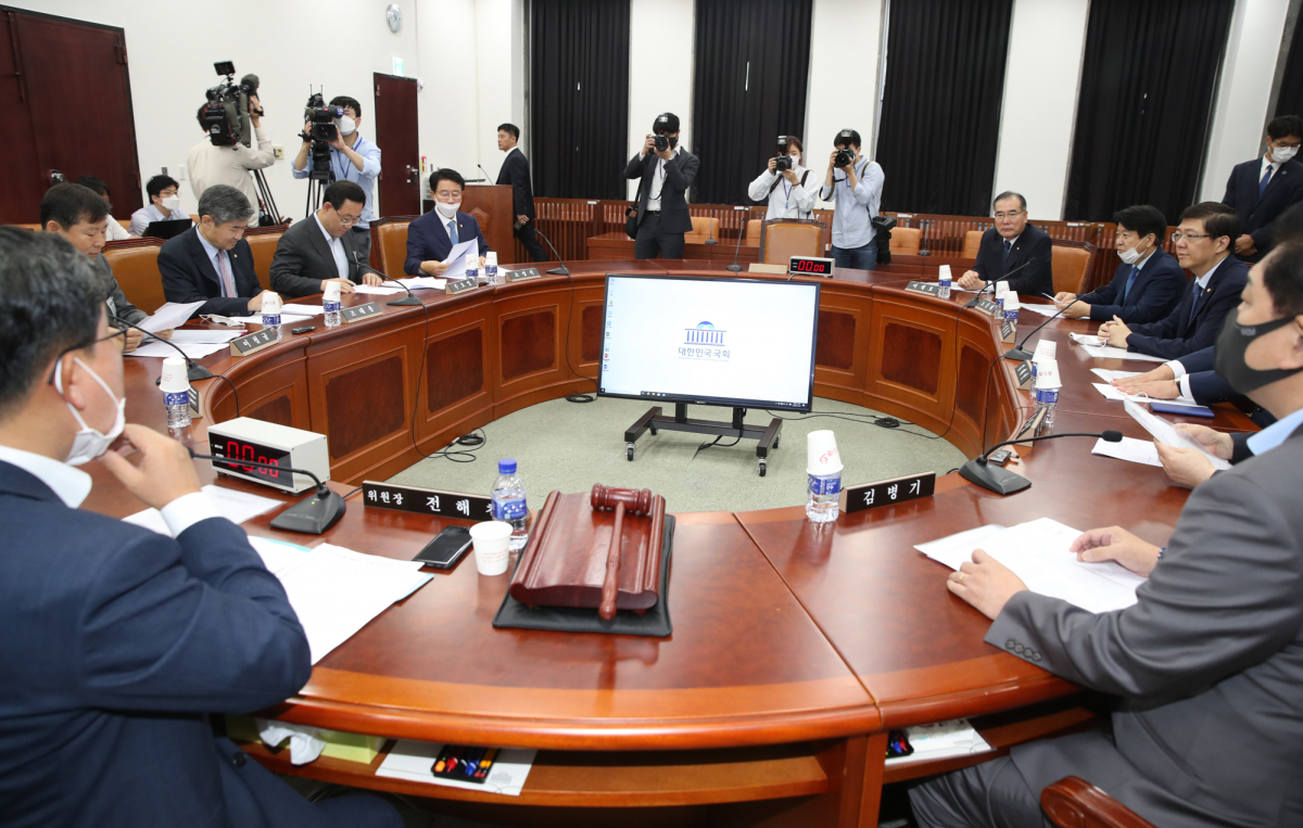 ▲전해철 정보위원회 위원장과 여야 의원들이 20일 오전 서울 여의도 국회에서 열린 정보위 전체회의에 참석하고 있다. 이날 정보위에서는 박지원 국가정보원장후보자 인사청문회 실시계획서 채택의 건 등의 안건 등을 논의했다. (연합뉴스)