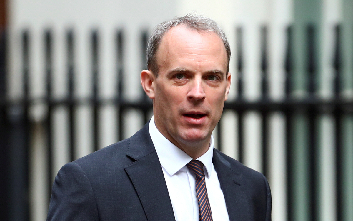 ▲도미닉 라브 영국 외무장관이 14일(현지시간) 영국 런던에서 열리는 각료회의에 앞서 다우닝가에 도착하고 있다. 런던/로이터연합뉴스