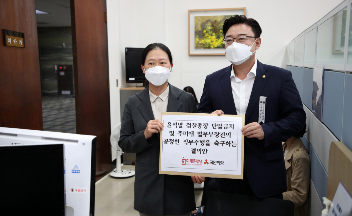 ▲김성원 미래통합당 원내수석부대표와 권은희 국민의당 원내대표가 3일 오후 서울 여의도 국회 의안과에서 윤석열 검찰총장 탄압금지 및 추미애 법무부장관의 공정한 직무를 촉구하는 결의안을 제출하고 있다. (뉴시스)