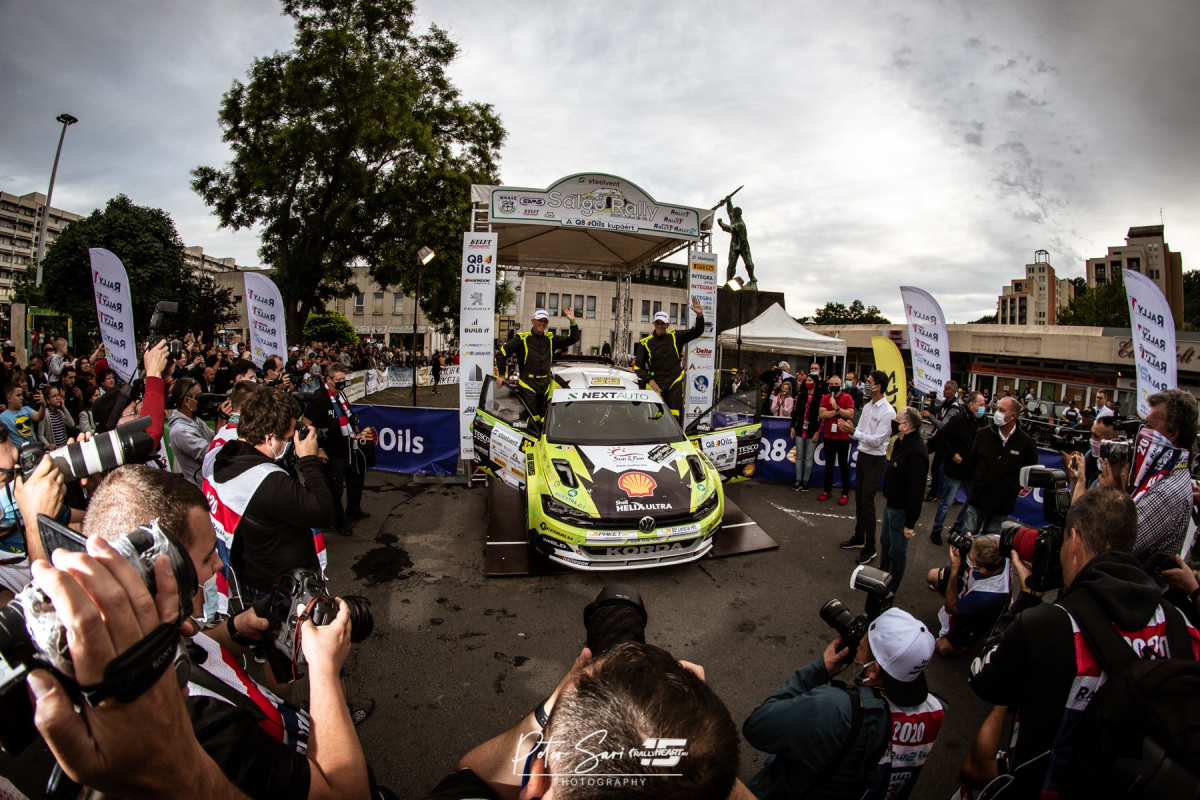 ▲2020 스텔반 살가르 랠리 RC2 클래스 우승자 투란 프리짓 선수(차량 우측)  (사진제공=한국타이어)