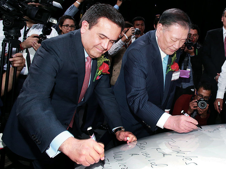 ▲정몽구 회장이 2016년 9월 7일 진행된 기아차 멕시코 공장 준공식에서 K3(현지명 포르테) 차량에 기념 서명을 하고 있다. (사진제공=기아차)