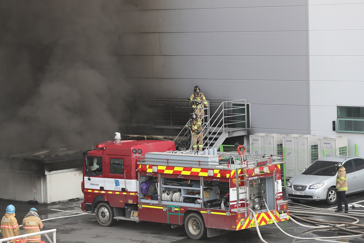 ▲21일 오전 화재가 발생한 경기 용인시 처인구 양지면 SLC 물류센터에서 소방대원들이 진화작업을 벌이고 있다. (연합뉴스)