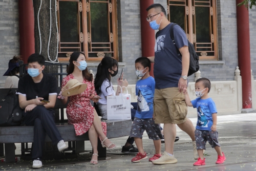 ▲중국 베이징에서 19일(현지시간) 시민들이 마스크를 쓴 채 벤치에 앉아있다. 베이징/AP뉴시스

