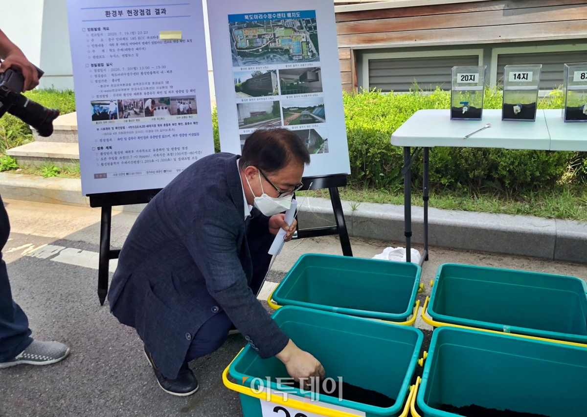 ▲김중영 서울 성동구 뚝도아리수정수센터 소장이 환경부 점검 결과를 설명하고 있다. 이곳에서는 유충이 발견되지 않은 것으로 판명됐다. (홍인석 기자 mystic@)