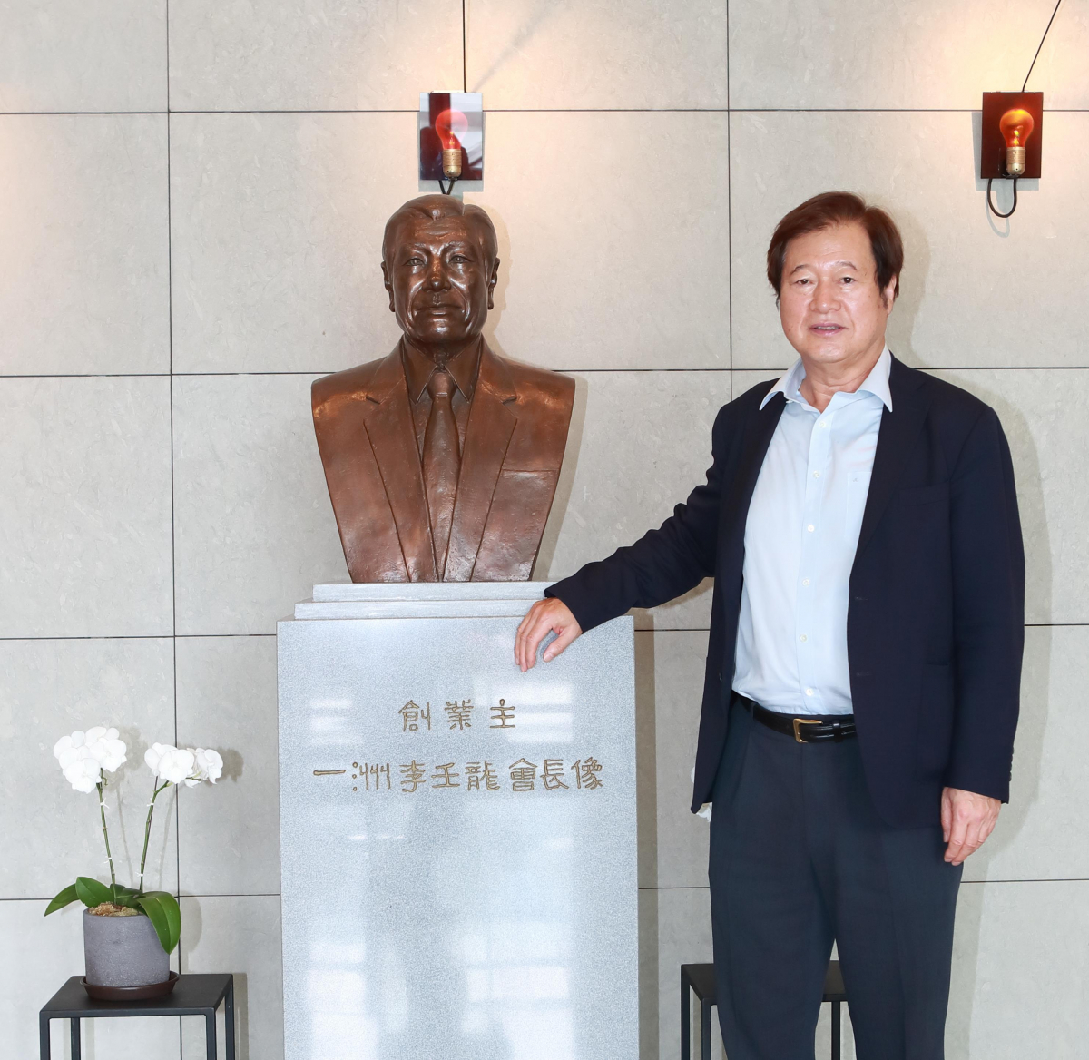 ▲허승조 일주학술문화재단 이사장이 재단설립 30주년을 맞아 광화문 흥국생명빌딩 본사 1층에 있는 이임용 초대 이사장 흉상 앞에서 기념촬영을 하고 있다. (사진제공=태광그룹)