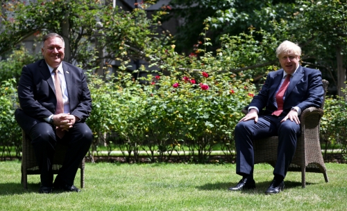 ▲마이크 폼페이오(왼쪽) 미국 국무장관과 보리스 존슨 영국 총리가 21일(현지시간) 영국 총리 관저에서 회동하고 있다. 런던/로이터연합뉴스
