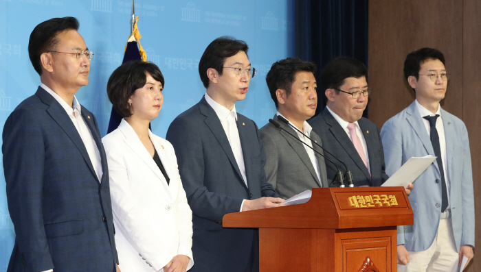 ▲미래통합당 사모펀드 비리방지 및 피해구제 특위 의원들이 22일 오전 국회 소통관에서 라임, 옵티머스 사태 진실규명과 피해구제를 촉구하는 긴급 성명을 발표하고 있다. 왼쪽부터 유상범, 이영, 강민국, 유의동, 윤창현, 김웅 의원. (연합뉴스)