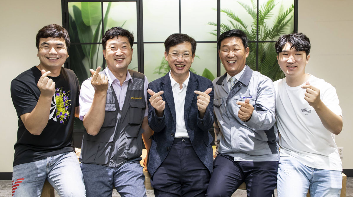 ▲삼성전자가 반도체 협력사에 상반기 인센티브를 지급한다. '생산성'과 '안전' 목표를 달성한 297개 협력사, 2만3000여 명을 대상으로 365억3000만 원을 지급할 예정이다. (왼쪽부터) 서강이엔씨 김정식 과장, 화성엔지니어링 김도형 전무, 삼성전자 DS부문 상생협력센터 김창한 전무, 화성엔지니어링 류성목 대표, 서강이엔씨 김현석 사원 (사진제공=삼성전자)