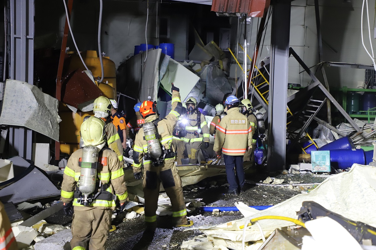 ▲21일 오후 인천시 서구 가좌동 STX케미칼 화학제품 공장에서 탱크로리 폭발 사고가 발생해 1명이 숨지고 8명이 부상했다. (연합뉴스)