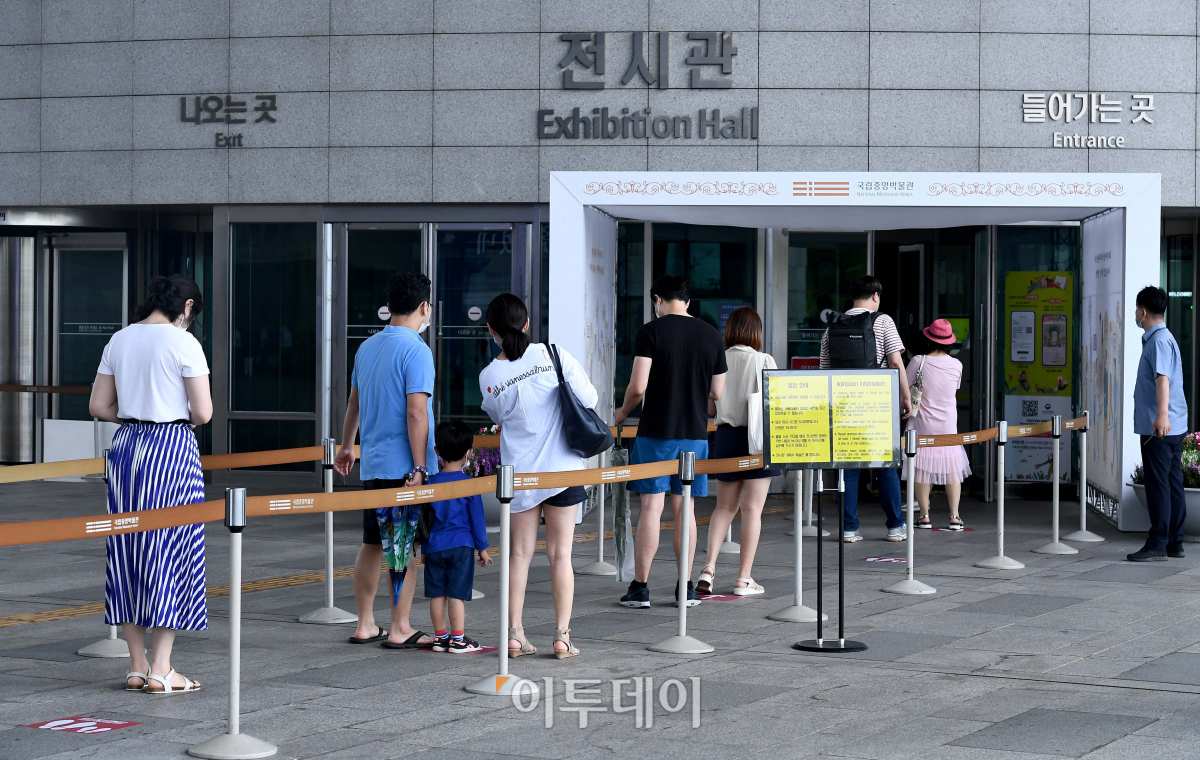 ▲지난해 거리두기를 유지하며 국립중앙박물관에 입장하고 있는 관객들의 모습. (이투데이DB)