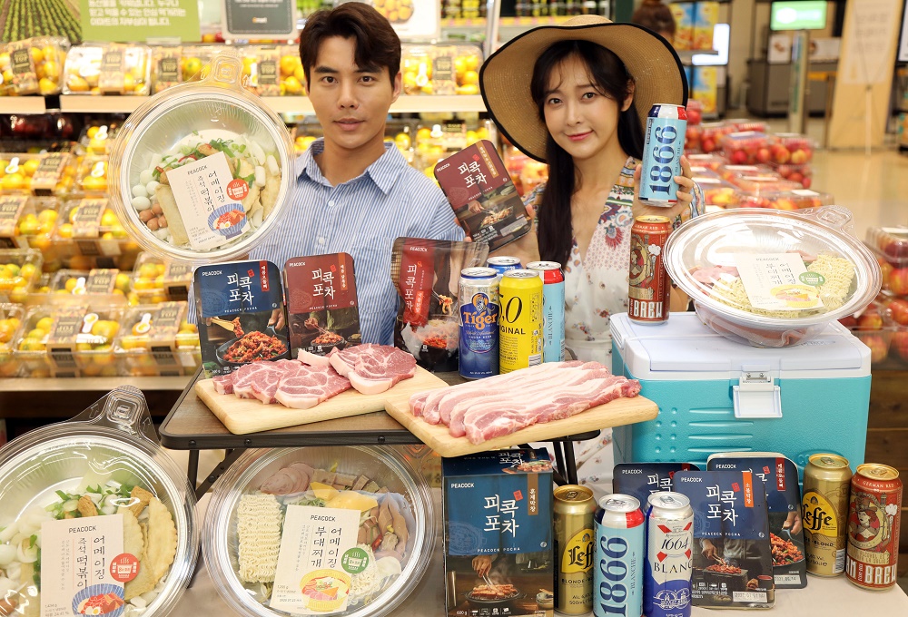 ▲22일 이마트 성수점에서 모델들이 바캉스 먹거리 할인전을 소개하고 있다.  (사진제공=이마트)