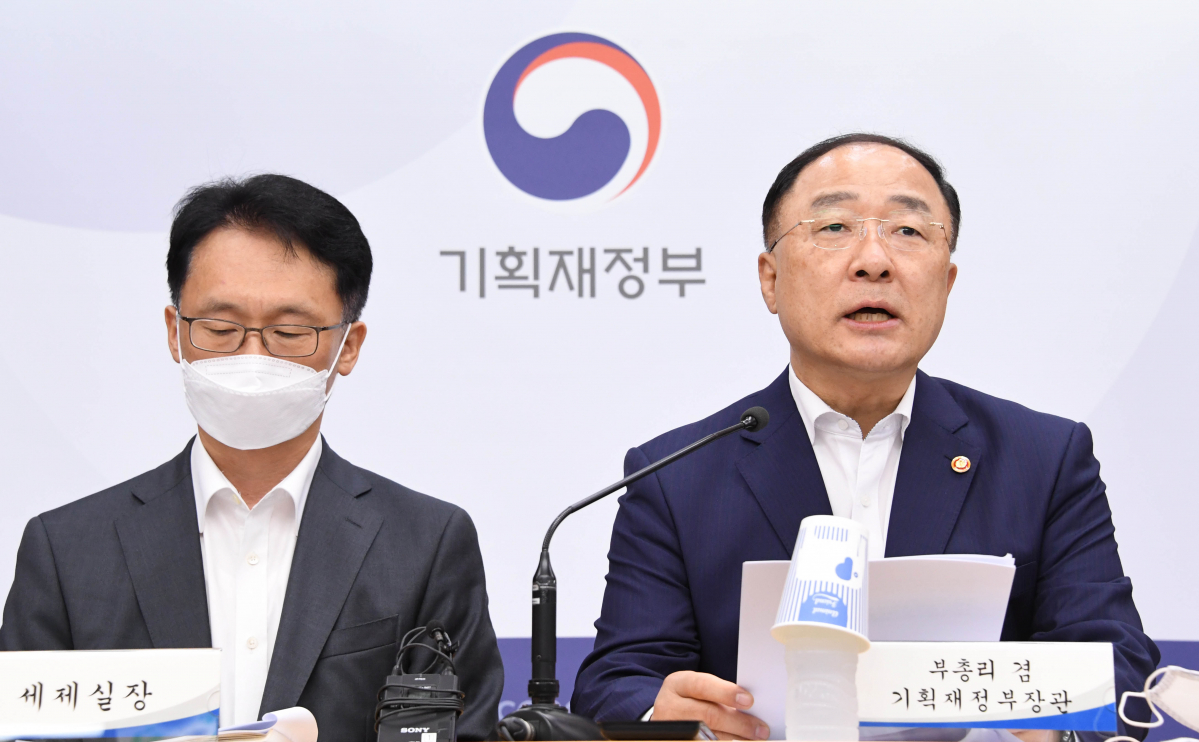 ▲홍남기 부총리 겸 기획재정부 장관이 20일 오후 정부세종청사에서 '2020년 세법개정안' 사전브리핑에서 발표문을 낭독하고 있다. (사진=기획재정부)