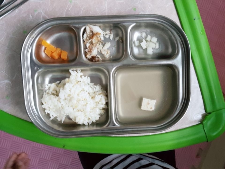 ▲제주지역 어린이집 보육교사로 구성된 제주평등보육노동조합은 22일 제주도청 앞에서 기자회견을 열고 어린이집에서 제공되고 있는 급식 사진을 공개했다. (뉴시스)