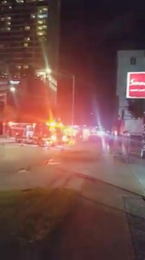 ▲미국 텍사스주 휴스턴에 있는 중국 총영사관 앞마당에서 화재가 발생한 가운데 소방차들이 총영사관 앞에 대기 중이다. 로이터연합뉴스 
