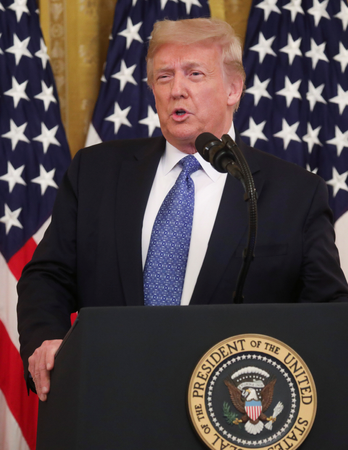 ▲ 도널드 트럼프 미국 대통령이 22일(현지시간) 워싱턴DC 백악관 이스트룸에서 범죄가 급증한 도시의 지방 경찰을 지원하기 위한 연방 요원 투입 계획을 밝히고 있다. 워싱턴/로이터연합뉴스