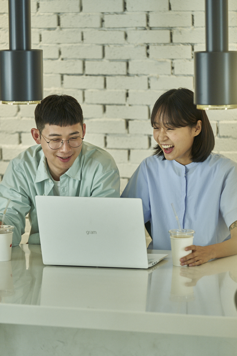 ▲LG전자는 7월부터 9월까지 ‘월간 그램’이라는 주제의 고객 감사 이벤트로, 매달 LG 그램의 가치에 부합하는 브랜드와 협업해 제작한 ‘LG 그램 굿즈(goods)’를 공식 사이트에 공개한 후 다양한 방법으로 고객들에게 제공한다. 사진은 LG전자 모델이 초경량 노트북 LG 그램과 'LG 그램 굿즈'를 함께 사용하고 있는 모습. (사진제공=LG전자)