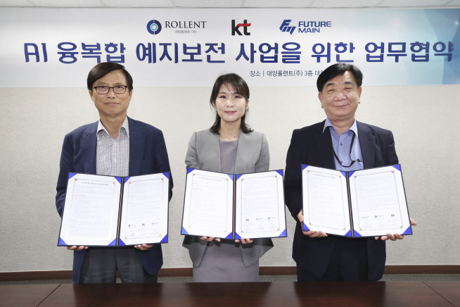 ▲경기도 시흥시 대양롤랜트 본사에서 진행된 인공지능(AI) 기반 설비 예지보전 사업을 위한 업무 협약식에서 김채희 KT AI/BigData사업본부장(상무·가운데), 나복남 대양롤랜트 대표(왼쪽), 이선휘 퓨처메인 대표가 기념사진을 찍고 있다. (KT 제공)