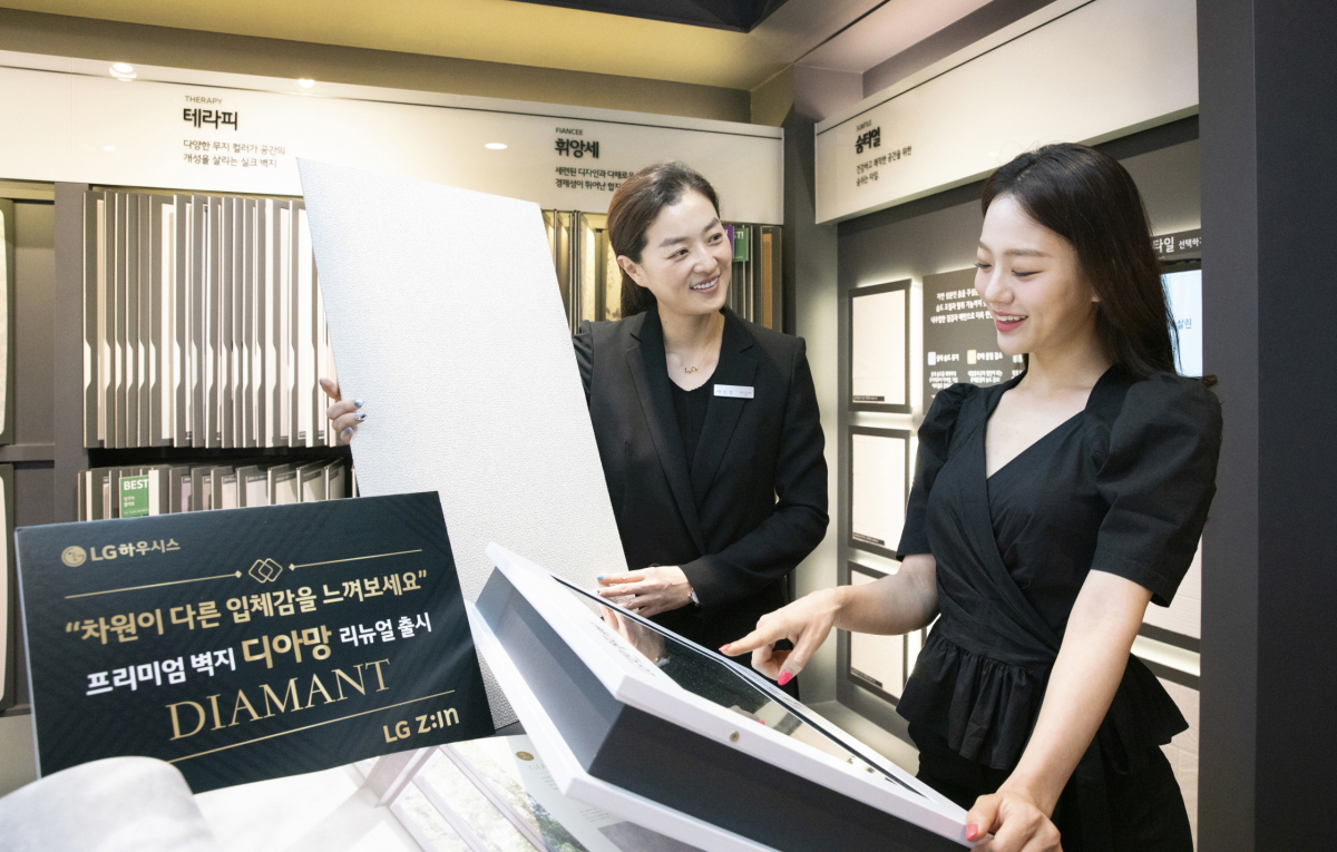 ▲서울 논현동 가구거리에 있는 'LG Z:IN 스퀘어'에서 고객이 디지털 기기를 활용해 디아망 벽지 신제품을 보고 있다. (사진제공=LG하우시스)