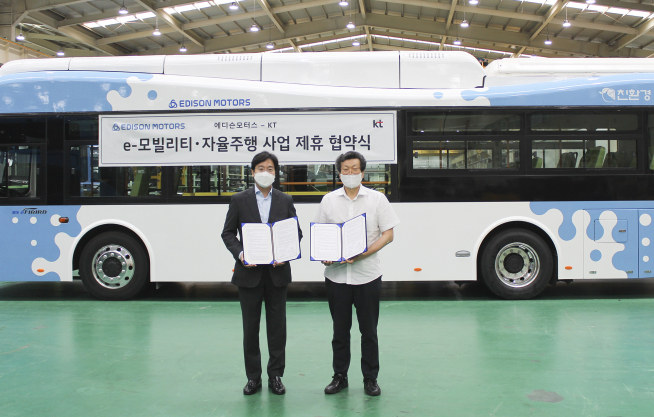 ▲최강림 KT 커넥티드비즈센터장(상무·사진 왼쪽), 강영권 에디슨모터스 대표가 업무협약 체결 후 경남 함양 에디슨모터스 본사에서 기념 촬영을 하고 있다. (KT 제공)