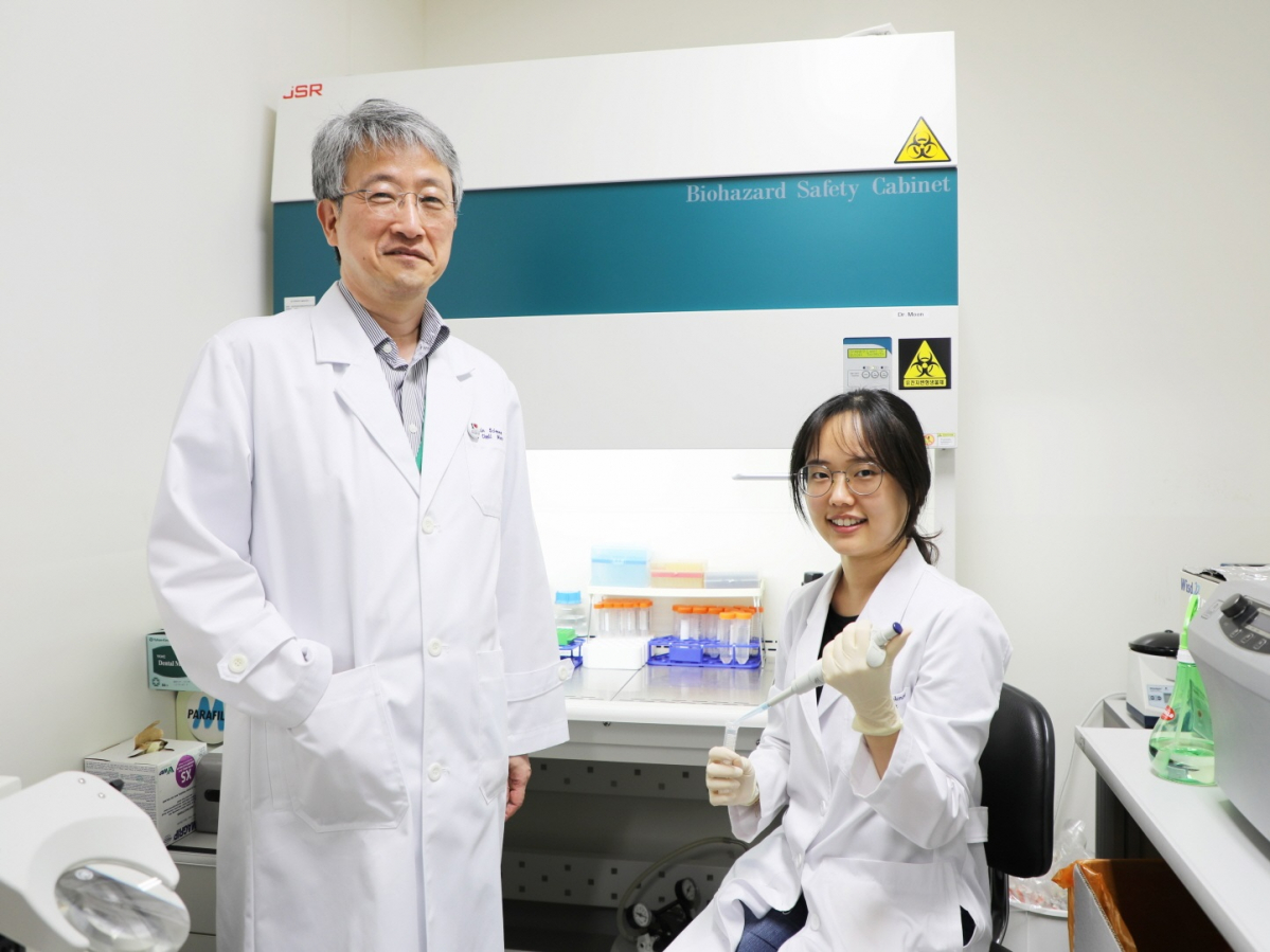 ▲뇌·인지과학전공 문제일 교수(왼쪽) 연구팀이 콧물 검사로 알츠하이머성 치매를 조기에 선별할 수 있는 기술을 개발했다. (사진제공=대구경북과학기술원)