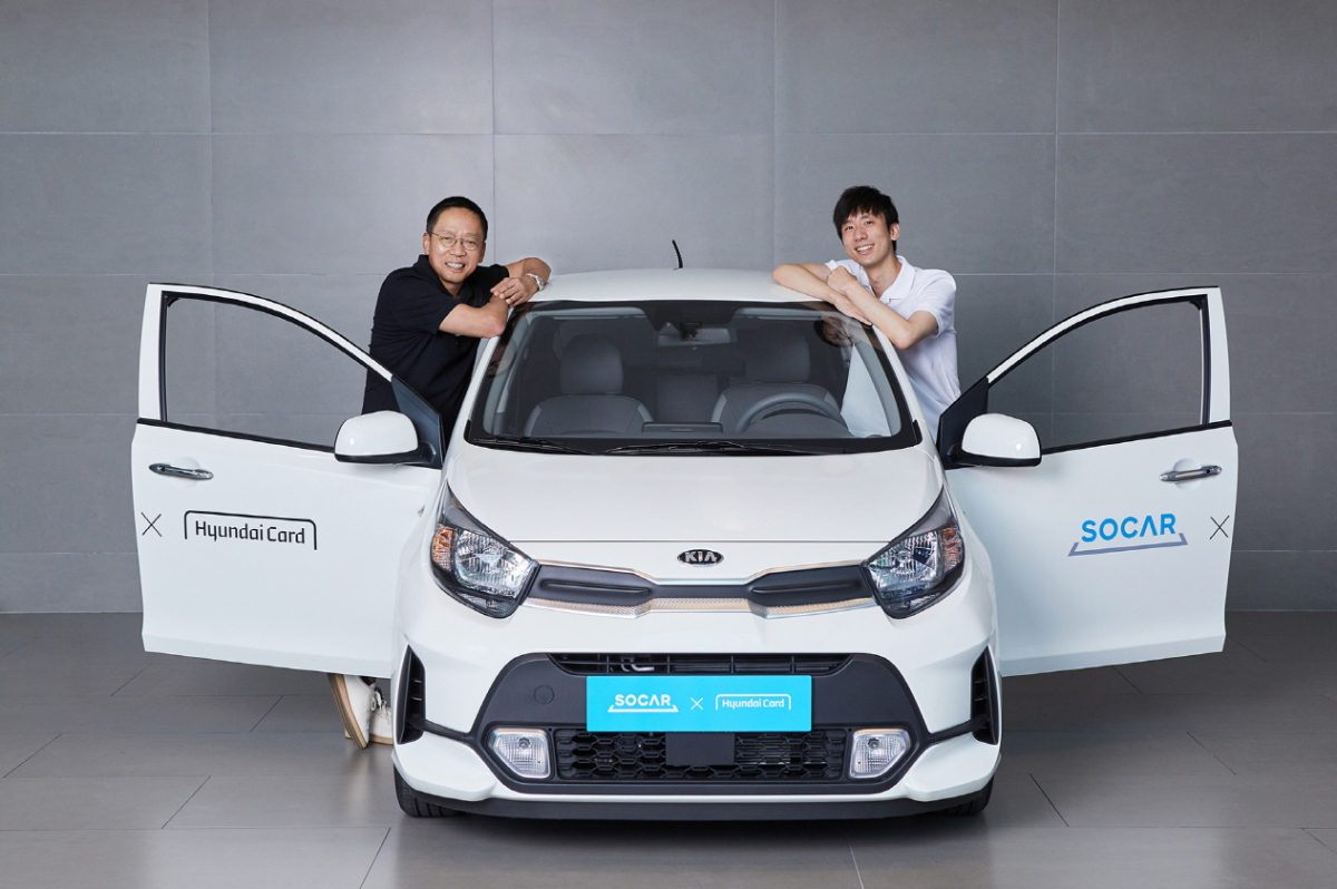 ▲박재욱 쏘카 대표(오른쪽)와 정태영 현대카드 부회장이 지난 22일 PLCC 파트너십을 체결하며 기념 촬영하고 있다. (사진제공=쏘카)