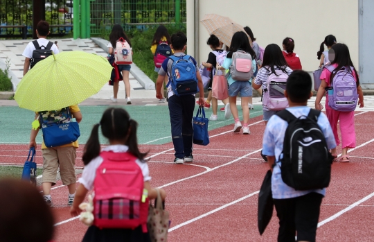 ▲지난 1일 오후 대전시 동구 가양동 대전가양초등학교에서 학생들이 하교하고 있다. (연합뉴스)