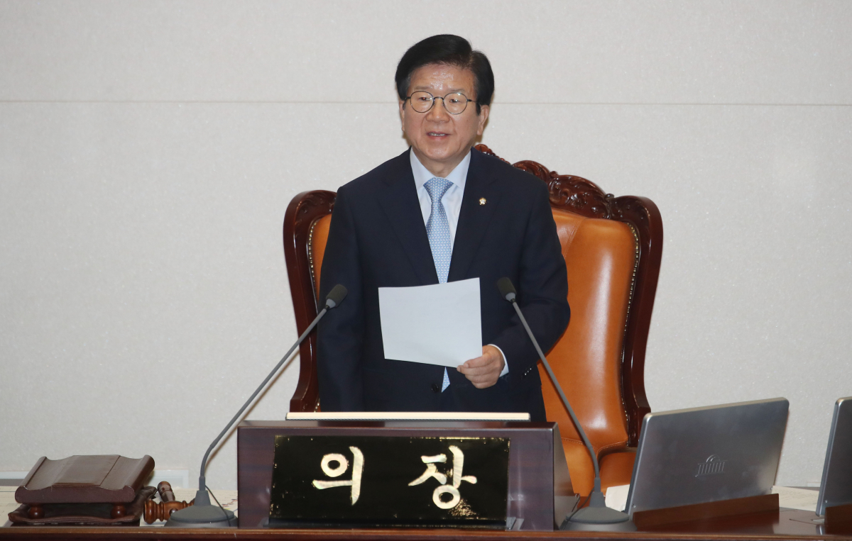 ▲박병석 국회의장이 23일 서울 여의도 국회에서 열린 본회의에서 추미애 법무부 장관 탄핵소추안이 부결됐음을 알리고 있다. (뉴시스)