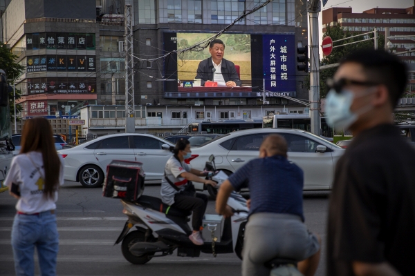 ▲중국 베이징의 한 대형 스크린에 지난달 30일(현지시간) 시진핑 중국 국가주석이 연설하는 장면이 나오고 있다. 베이징/AP뉴시스
