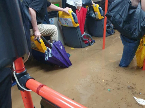 ▲갑작스러운 폭우로 23일 부산 한 버스에 도로 침수로 물이 차올라 시민들이 불편을 겪고 있다.  (연합뉴스)