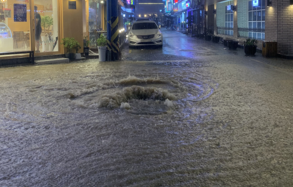 ▲갑작스러운 폭우로 23일 부산 부산진구 한 도로가 침수됐다. (연합뉴스)