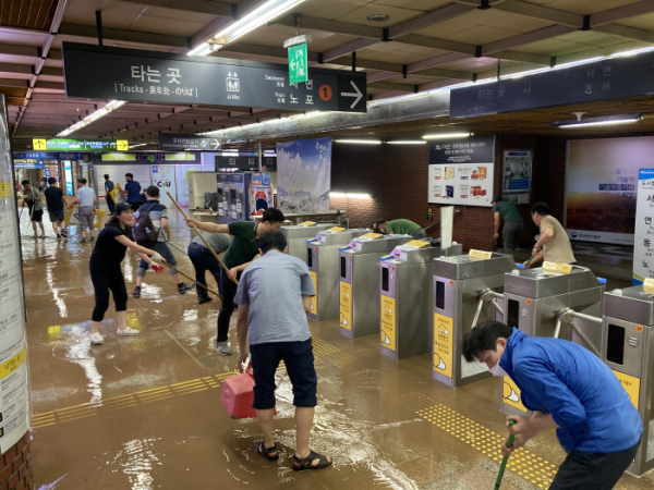 ▲갑작스러운 폭우로 23일 부산 도시철도 1호선 부산역이 도로로 쏟아진 빗물이 유입해 침수됐다.  (연합뉴스)