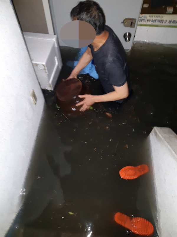 ▲23일 갑작스러운 폭우로 부산 동구 동천이 범람하면서 인근의 한 아파트 1층이 침수됐다.  (연합뉴스)