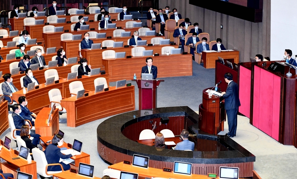 ▲정세균 국무총리가 23일 국회 본희의장에서 경제분야 대정부질문을 위해 열린 본회의에서 의원의 질의에 답하고 있다. 