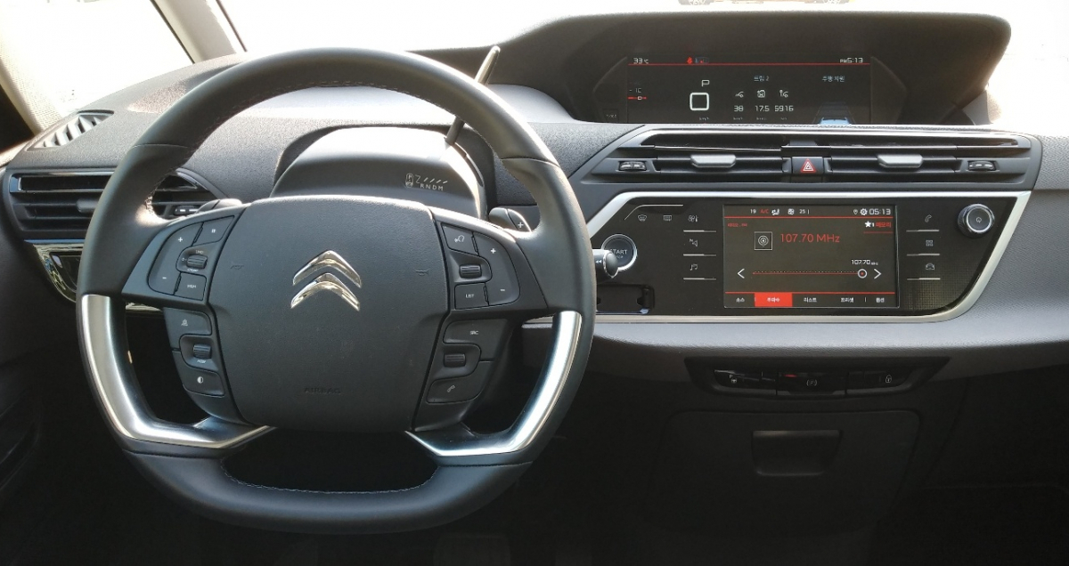 ▲계기판이 1열 중간에 자리했고, 디스플레이는 간결해 조작하기 쉽다.  (유창욱 기자 woogi@)