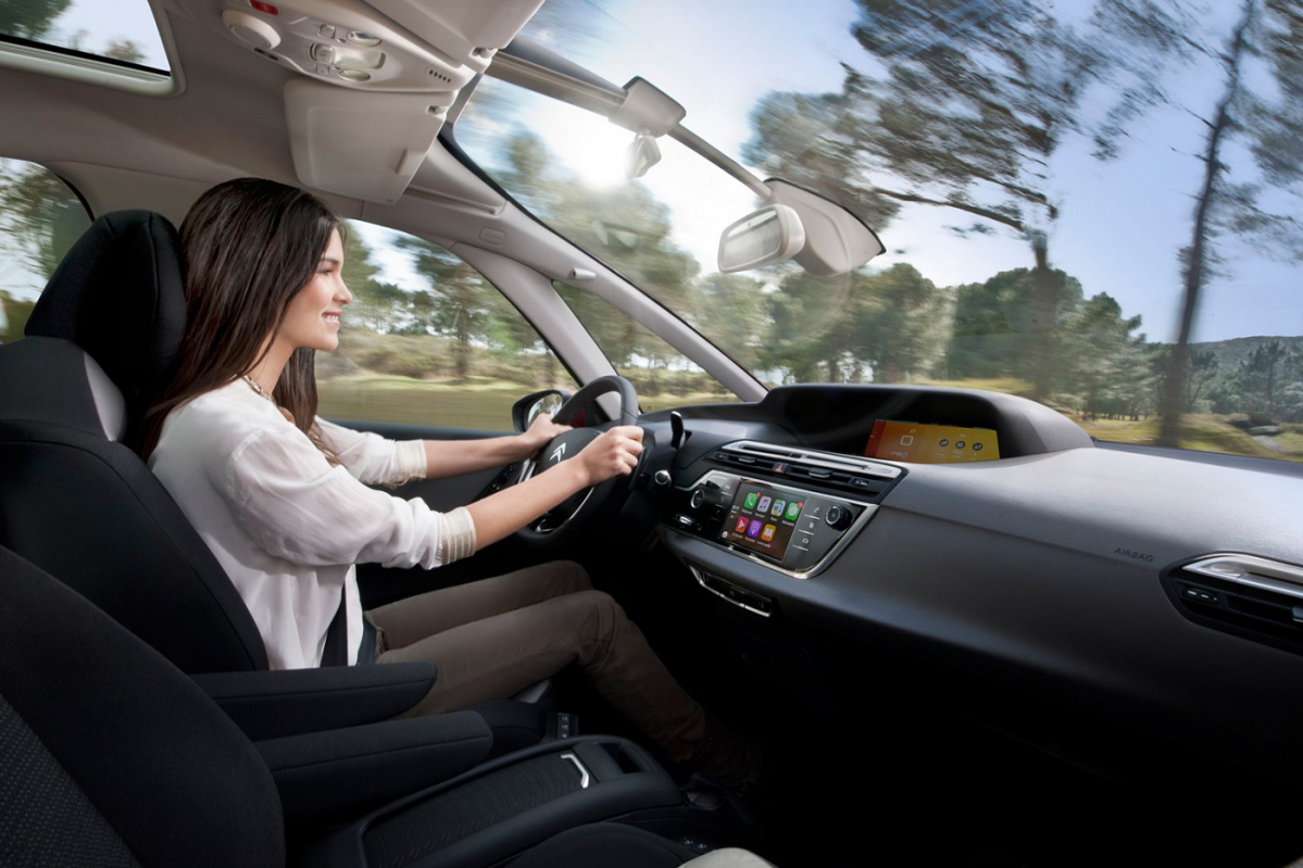 ▲일반적인 차보다 면적이 넓은 ‘파노라믹 윈드’가 자리했고, A필러도 두 갈래로 나뉘어 있어 바깥 풍경이 훤히 내다보인다.  (사진제공=한불모터스)