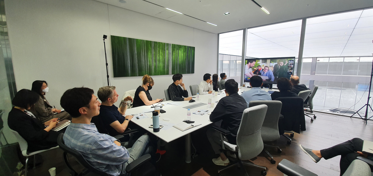 ▲현대차그룹, RISD 관계자들이 미래 모빌리티 디자인 공동연구에 대해 논의하는 모습.  (사진제공=현대차)